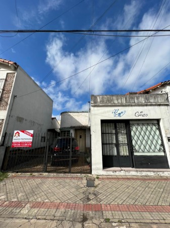 Dos Ph tipo Casa con local al frente, terreno libre y un gran galpon, ubicada en Balcarce 541, Lomas de Zamora