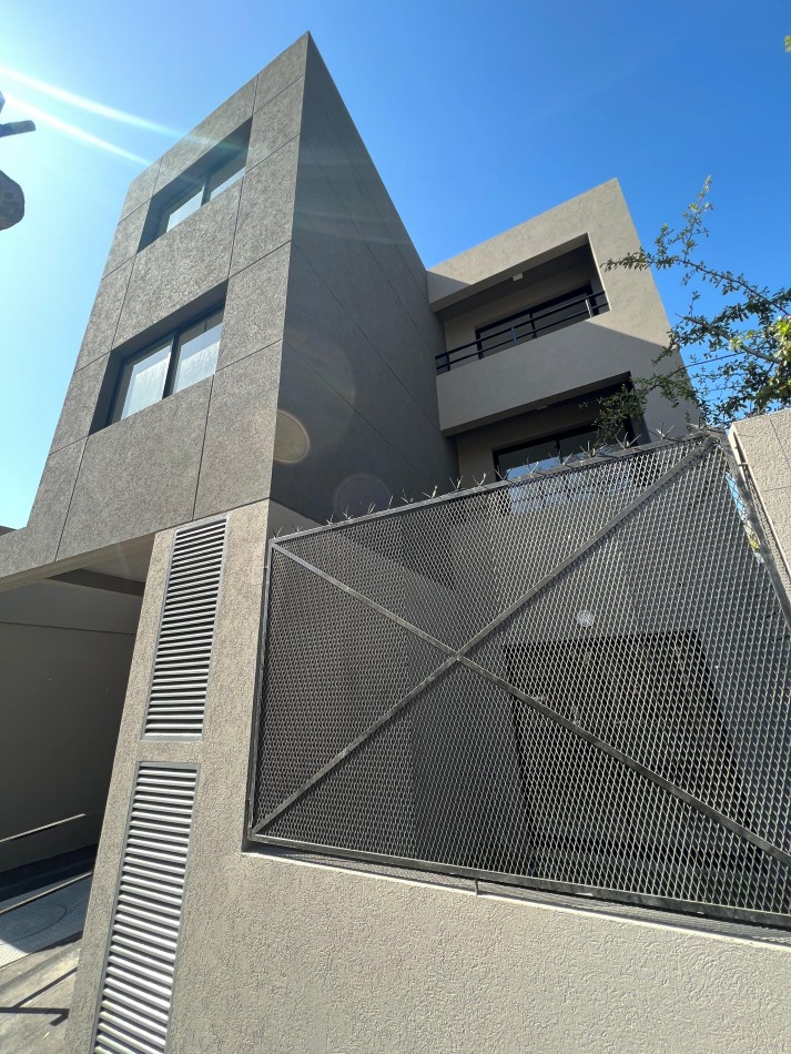 Dpto monoambiente APTO CRED con balcon y cochera poca antiguedad 1er piso por escalera, ubicado Azara 851, Lomas de Zamora