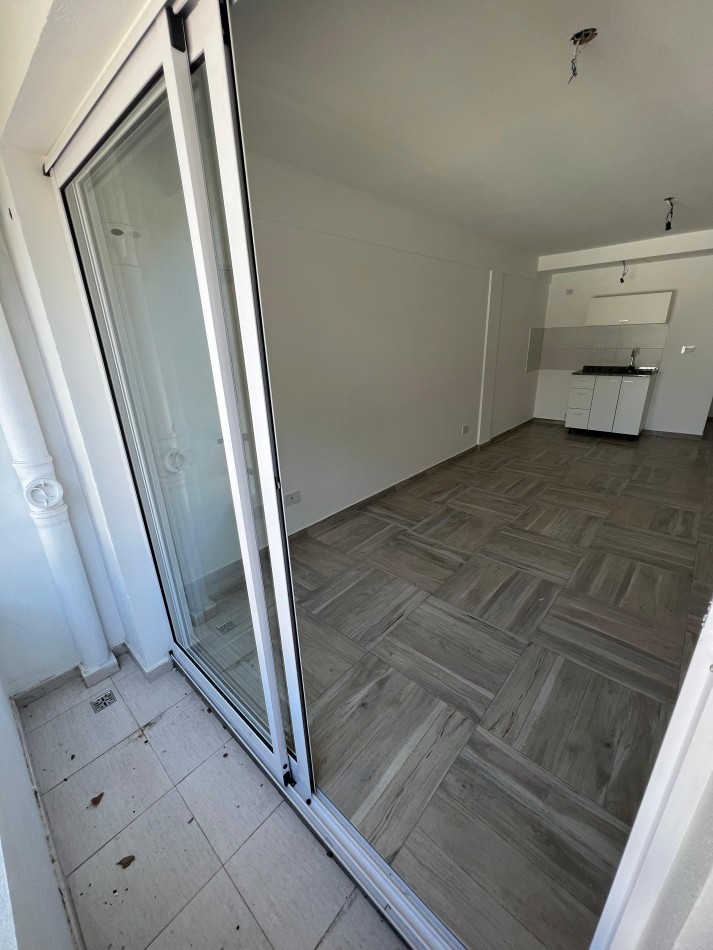 Dpto monoambiente APTO CRED con balcon y cochera poca antiguedad 1er piso por escalera, ubicado Azara 851, Lomas de Zamora