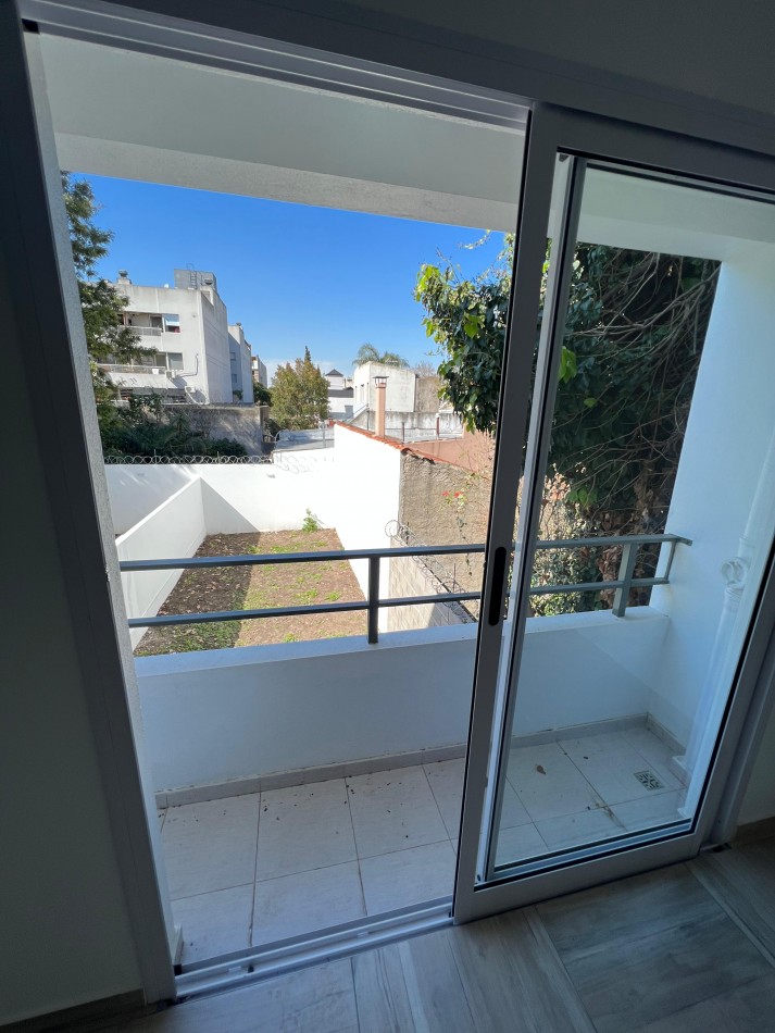 Dpto monoambiente APTO CRED con balcon y cochera poca antiguedad 1er piso por escalera, ubicado Azara 851, Lomas de Zamora