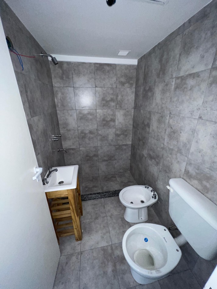 Dpto monoambiente APTO CRED con balcon y cochera poca antiguedad 1er piso por escalera, ubicado Azara 851, Lomas de Zamora
