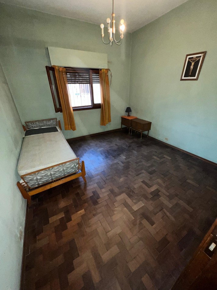 Casa 4 amb con gran parque, APTO CREDITO. Ubicada en Senillosa 171, Temperley