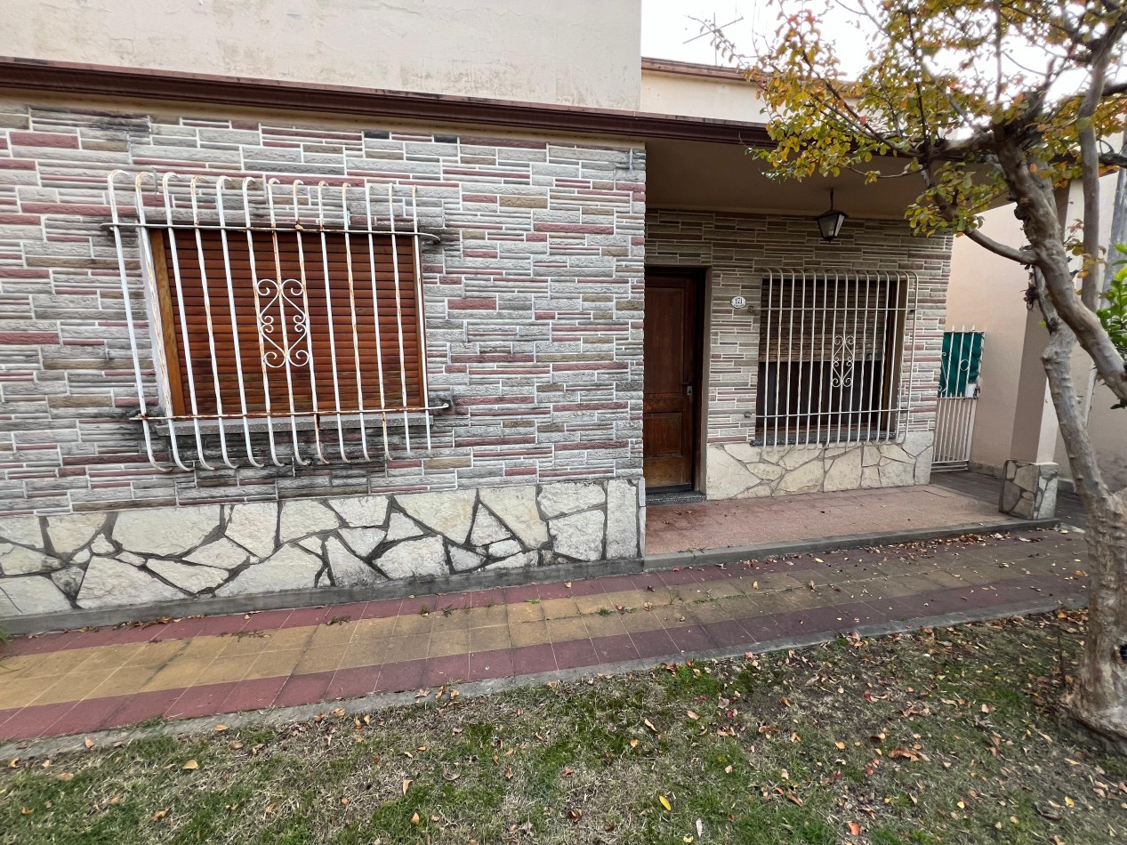 Casa 4 amb con gran parque, APTO CREDITO. Ubicada en Senillosa 171, Temperley