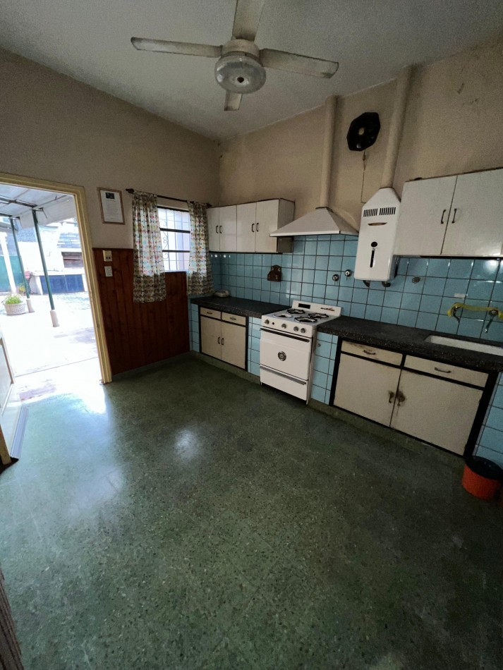 Casa 4 amb con gran parque, APTO CREDITO. Ubicada en Senillosa 171, Temperley