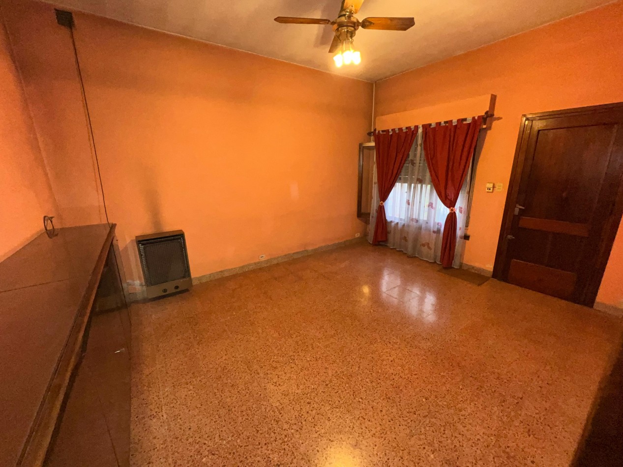 Casa 4 amb con gran parque, APTO CREDITO. Ubicada en Senillosa 171, Temperley