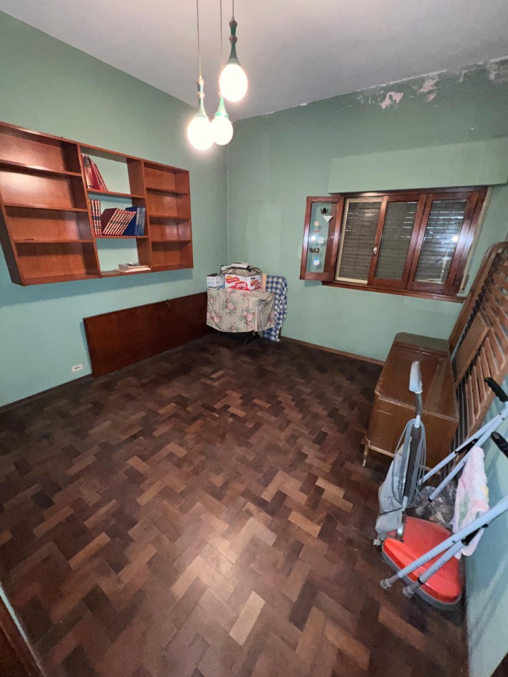Casa 4 amb con gran parque, APTO CREDITO. Ubicada en Senillosa 171, Temperley