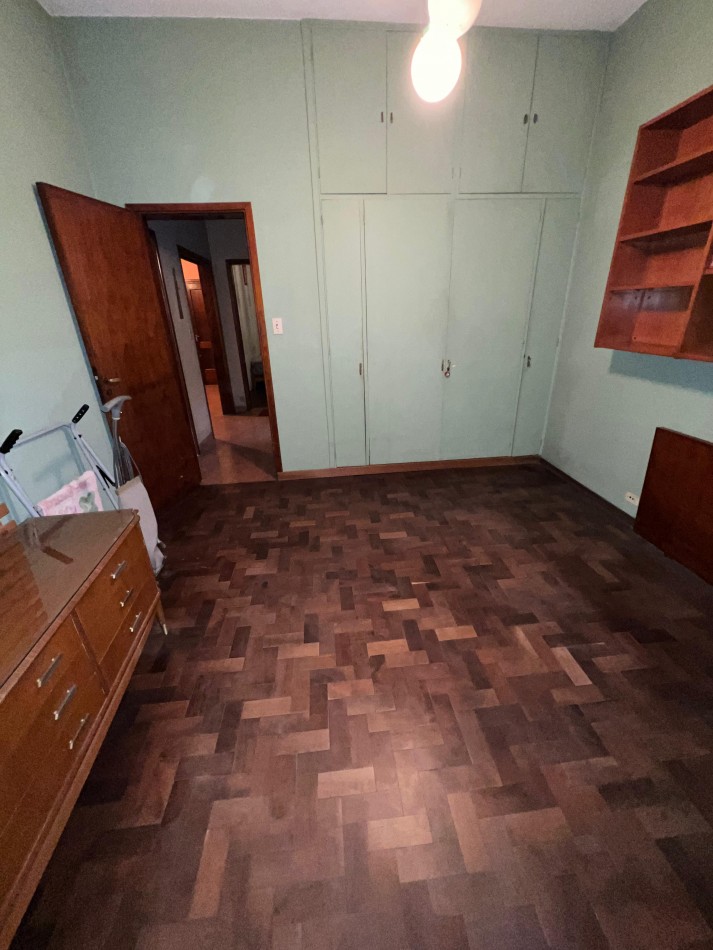 Casa 4 amb con gran parque, APTO CREDITO. Ubicada en Senillosa 171, Temperley