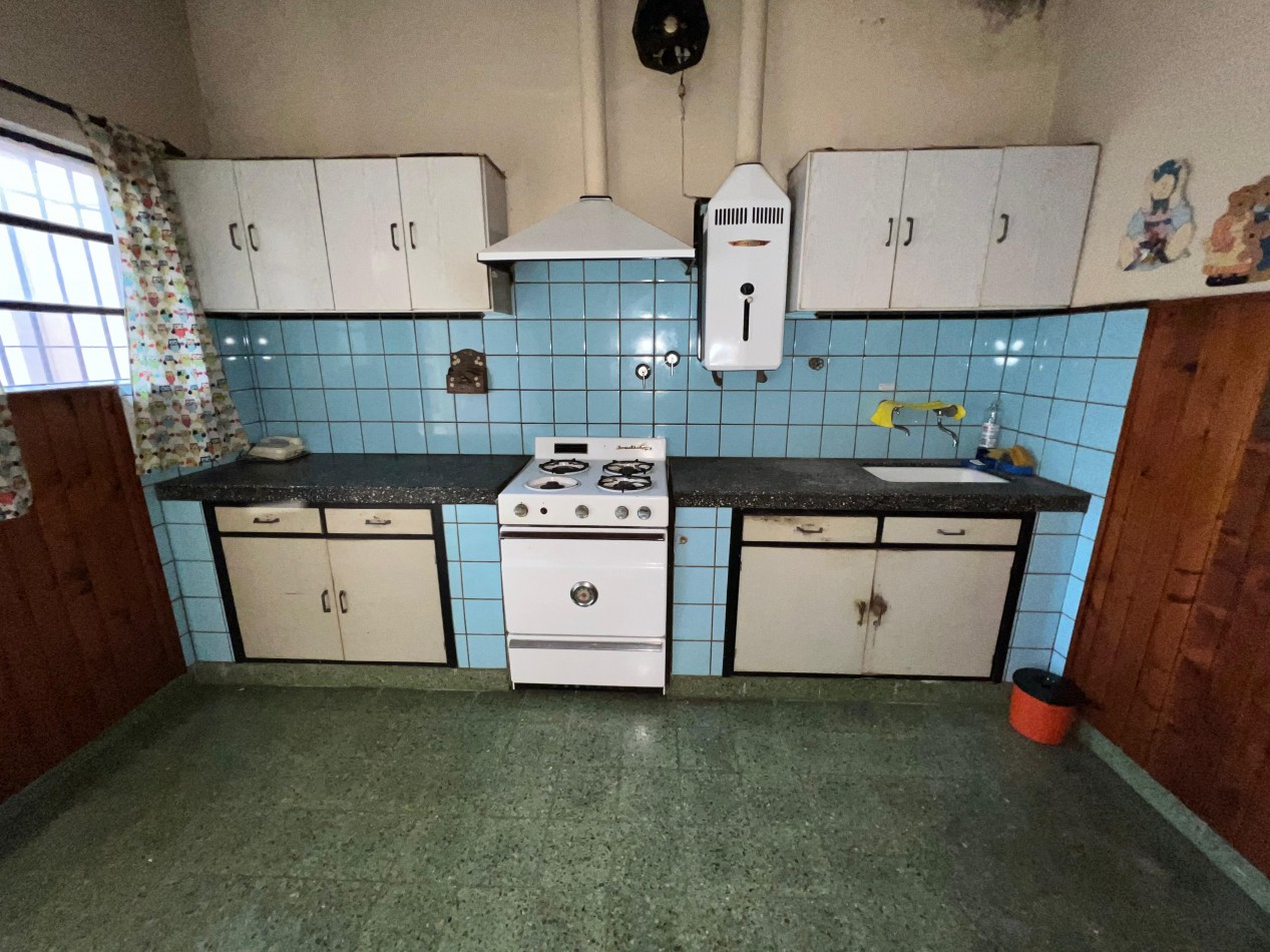 Casa 4 amb con gran parque, APTO CREDITO. Ubicada en Senillosa 171, Temperley