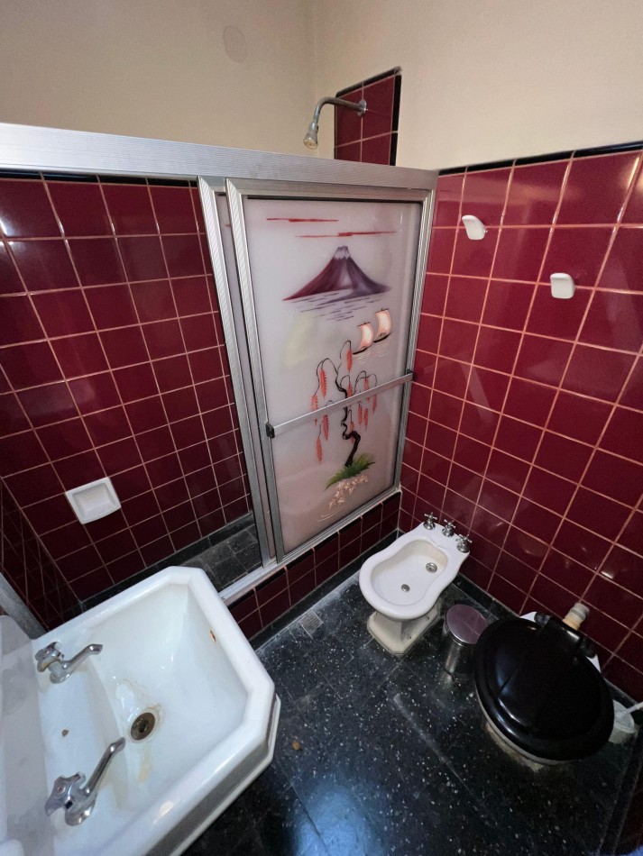 Casa 4 amb con gran parque, APTO CREDITO. Ubicada en Senillosa 171, Temperley