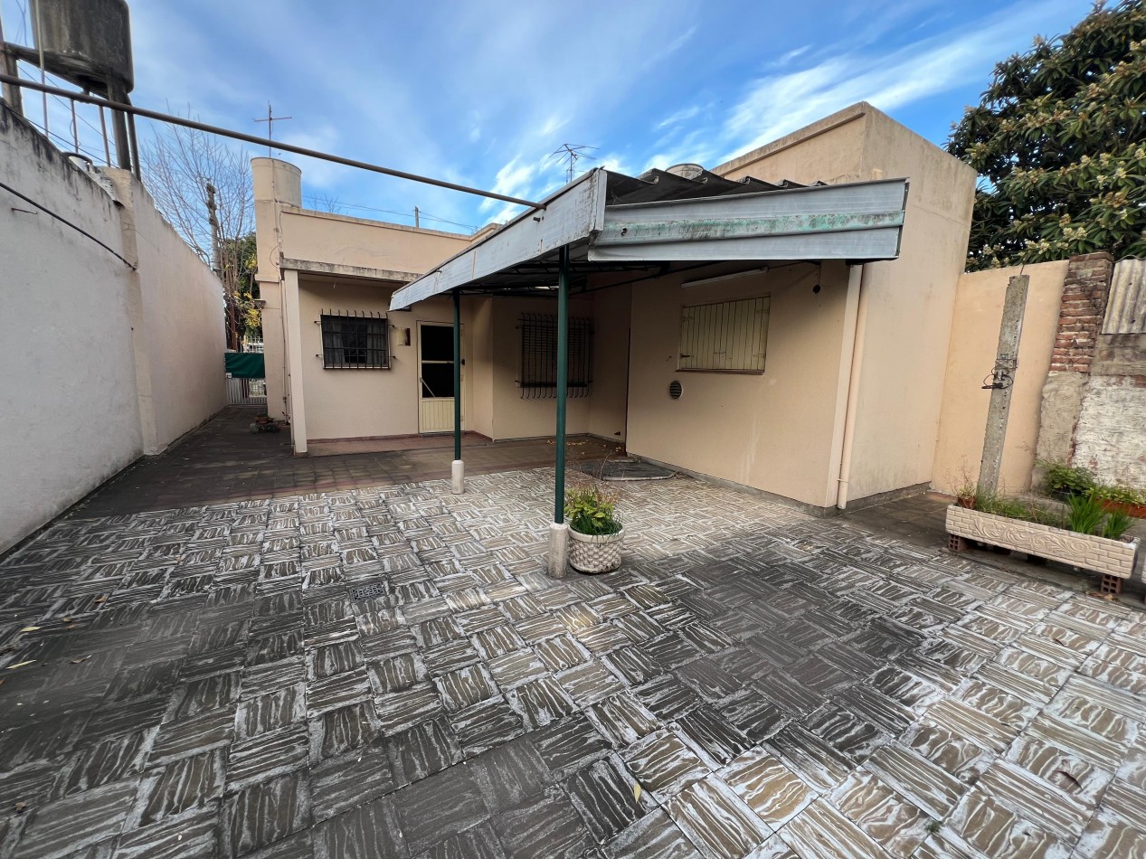Casa 4 amb con gran parque, APTO CREDITO. Ubicada en Senillosa 171, Temperley