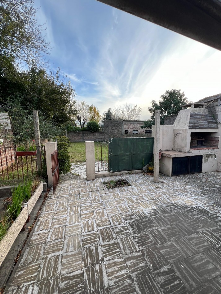 Casa 4 amb con gran parque, APTO CREDITO. Ubicada en Senillosa 171, Temperley
