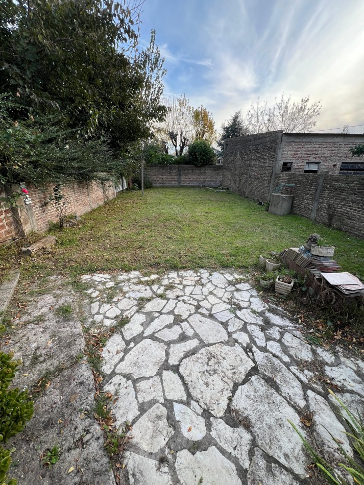 Casa 4 amb con gran parque, APTO CREDITO. Ubicada en Senillosa 171, Temperley