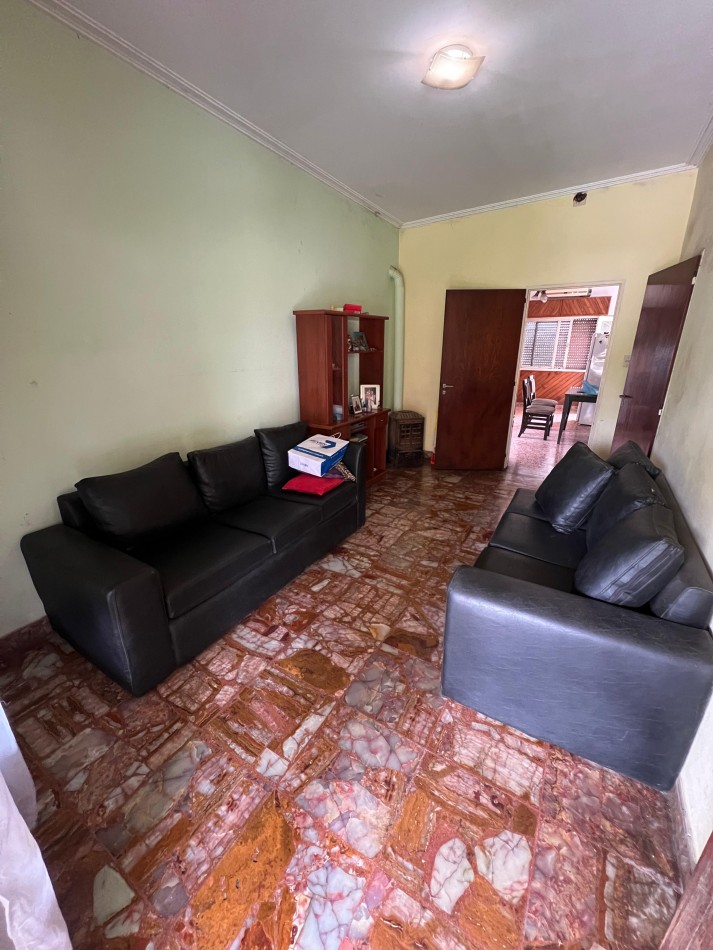 Casa 3 amb con gran parque, patio, cochera y terraza. Apto credito. Ubicada en Joaquin V. Gonzalez 340 Temperley