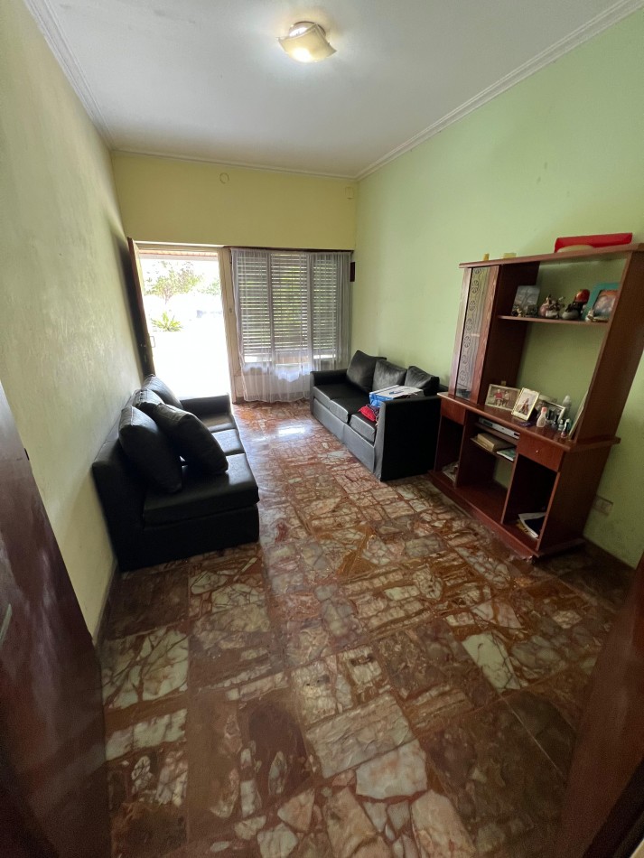 Casa 3 amb con gran parque, patio, cochera y terraza. Apto credito. Ubicada en Joaquin V. Gonzalez 340 Temperley