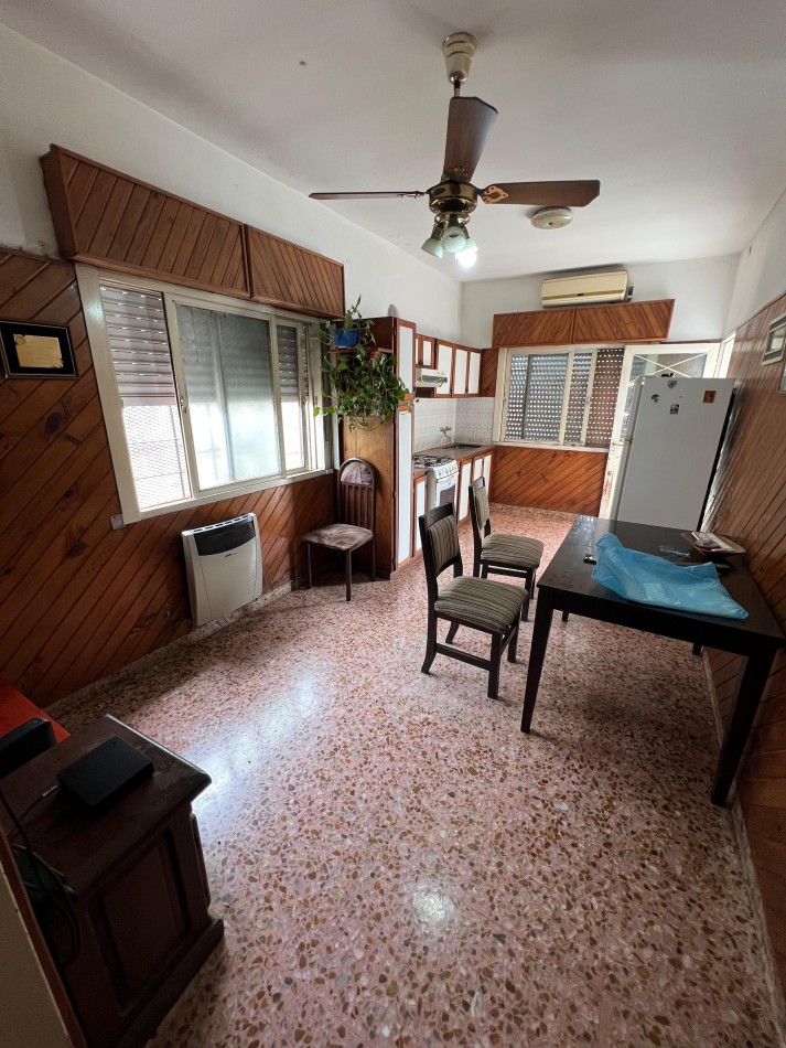 Casa 3 amb con gran parque, patio, cochera y terraza. Apto credito. Ubicada en Joaquin V. Gonzalez 340 Temperley