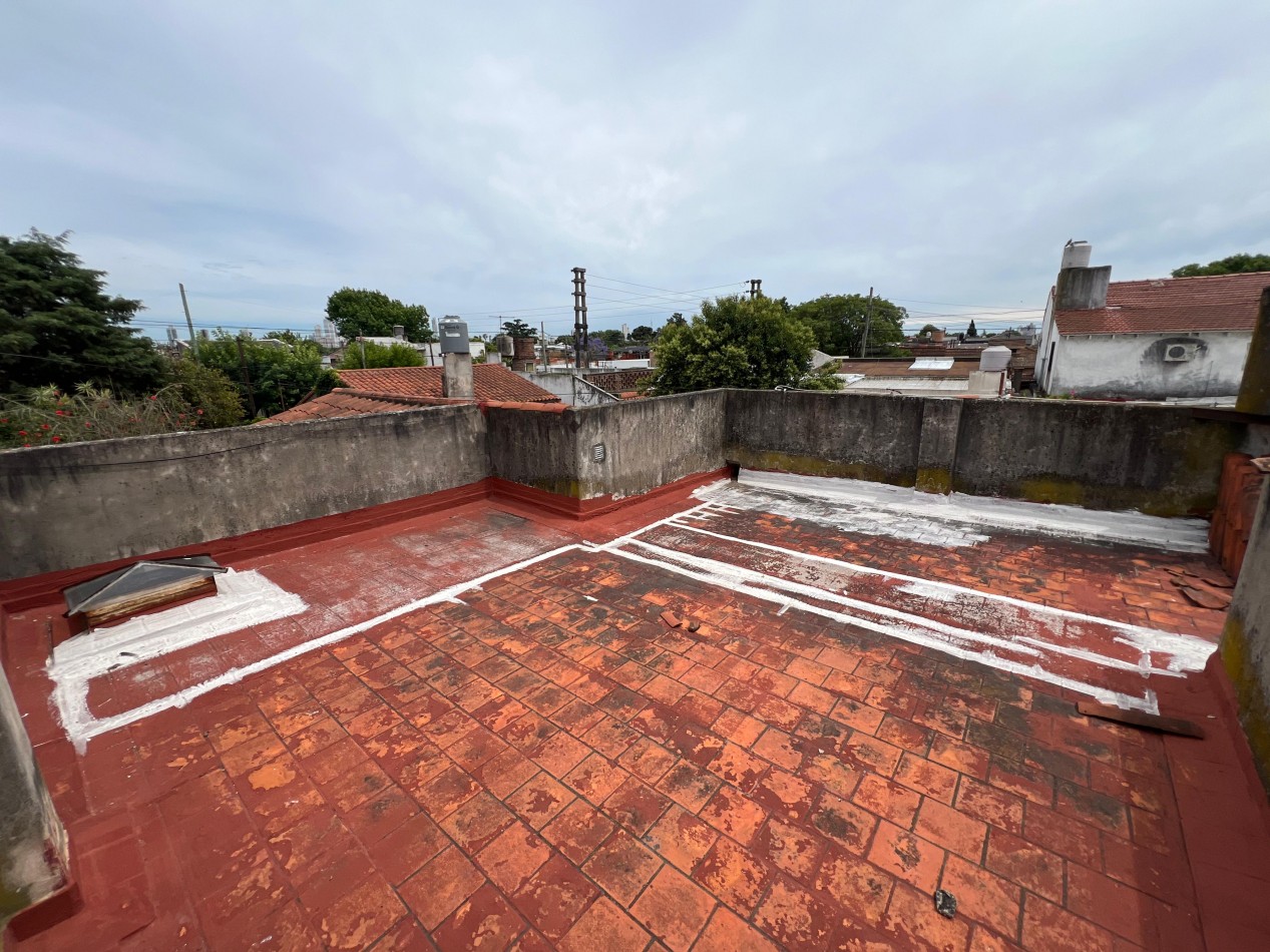 Casa 3 amb con gran parque, patio, cochera y terraza. Apto credito. Ubicada en Joaquin V. Gonzalez 340 Temperley