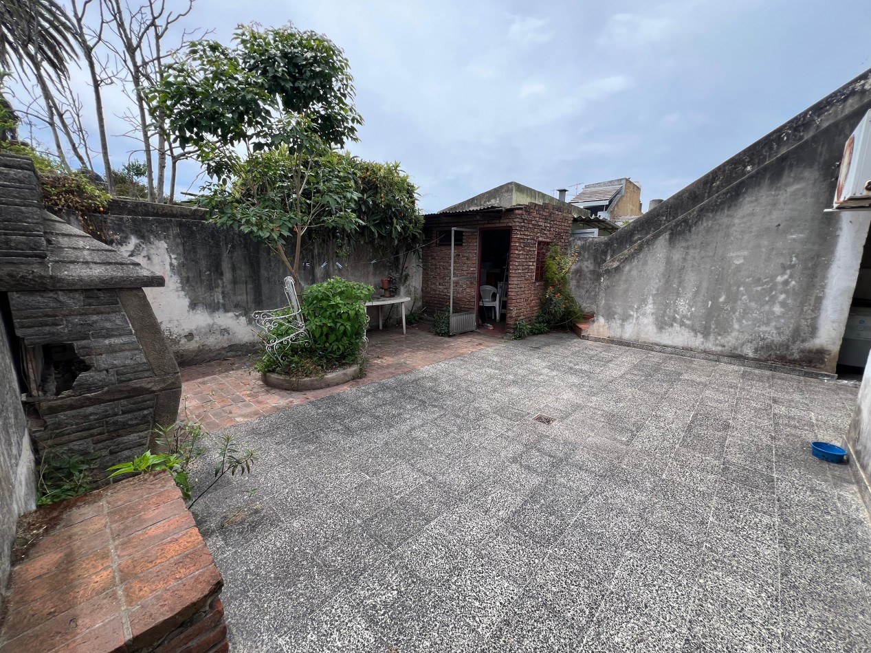 Casa 3 amb con gran parque, patio, cochera y terraza. Apto credito. Ubicada en Joaquin V. Gonzalez 340 Temperley