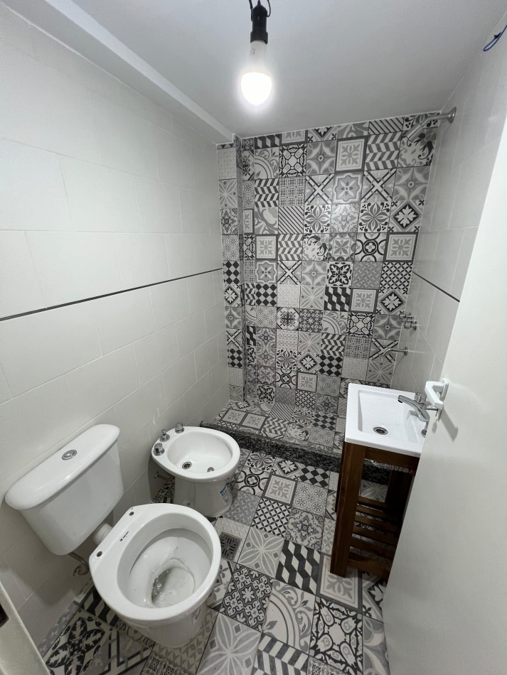 Monoambiente de pozo, al frente c/ balcon en 2do piso. Ubicado en Pedernera 279, Lomas de Zamora
