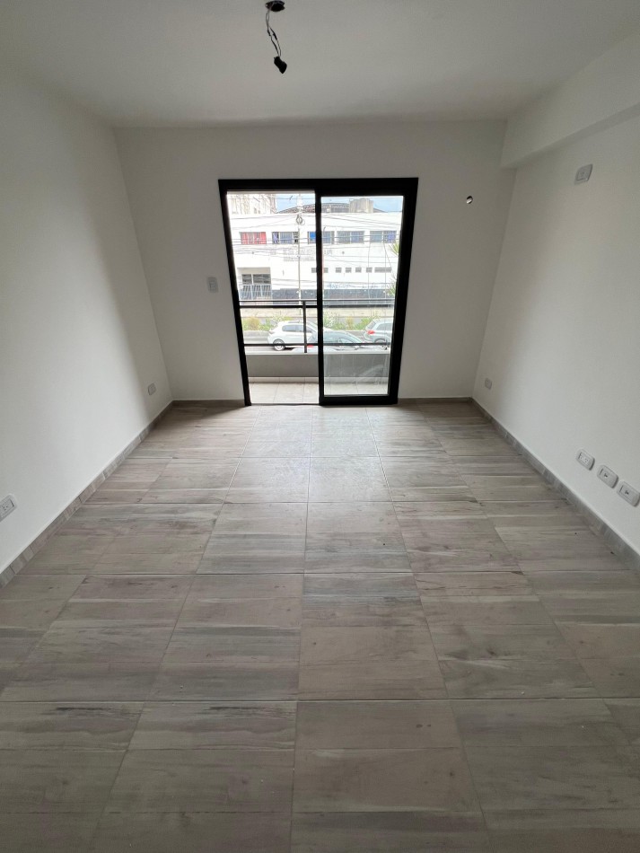 Monoambiente de pozo, al frente c/ balcon en 2do piso. Ubicado en Pedernera 279, Lomas de Zamora