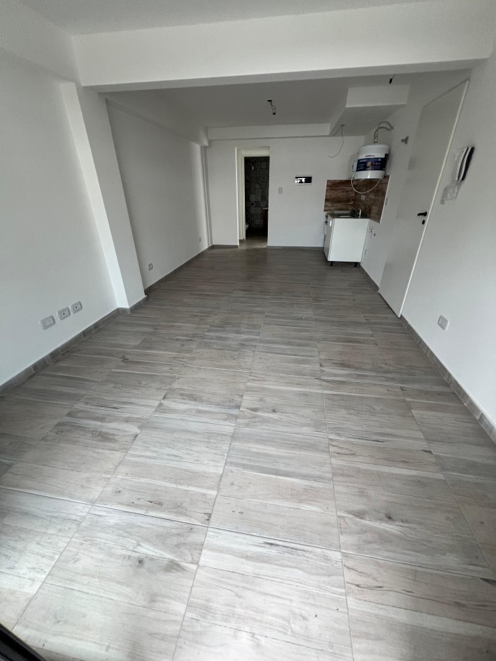 Monoambiente de pozo, al frente c/ balcon en 2do piso. Ubicado en Pedernera 279, Lomas de Zamora