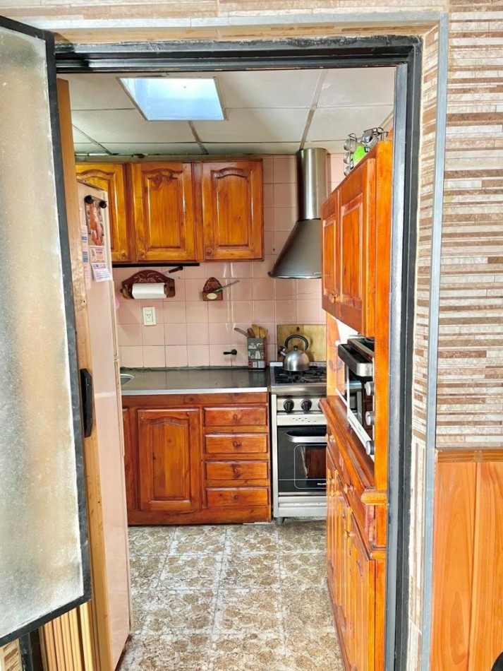 Excelente ph amplio 3 amb al frente con cochera y terraza. Ubicado en Enrique Fernandez al 3000, Lanus Este