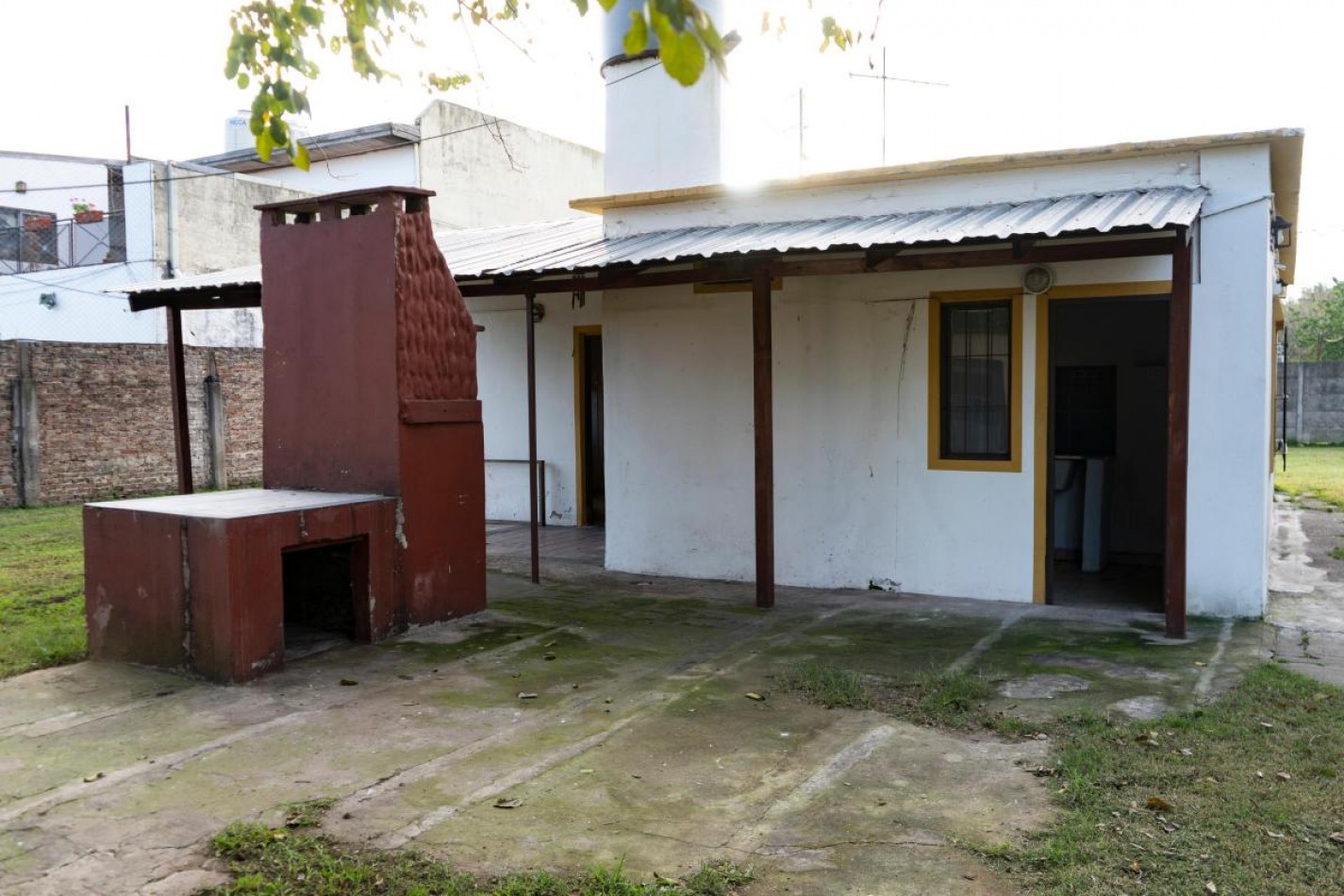 Importante lote con casa 3 amb, muy buena ubicacion: en Luis Davila 400, Llavallol