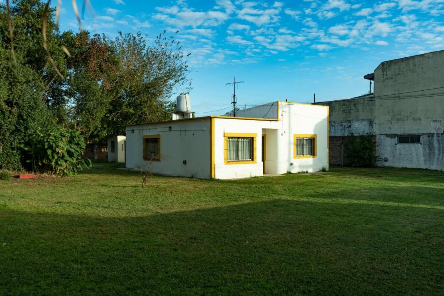 Importante lote con casa 3 amb, muy buena ubicacion: en Luis Davila 400, Llavallol