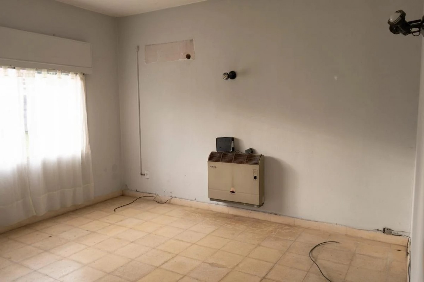 Importante lote con casa 3 amb, muy buena ubicacion: en Luis Davila 400, Llavallol