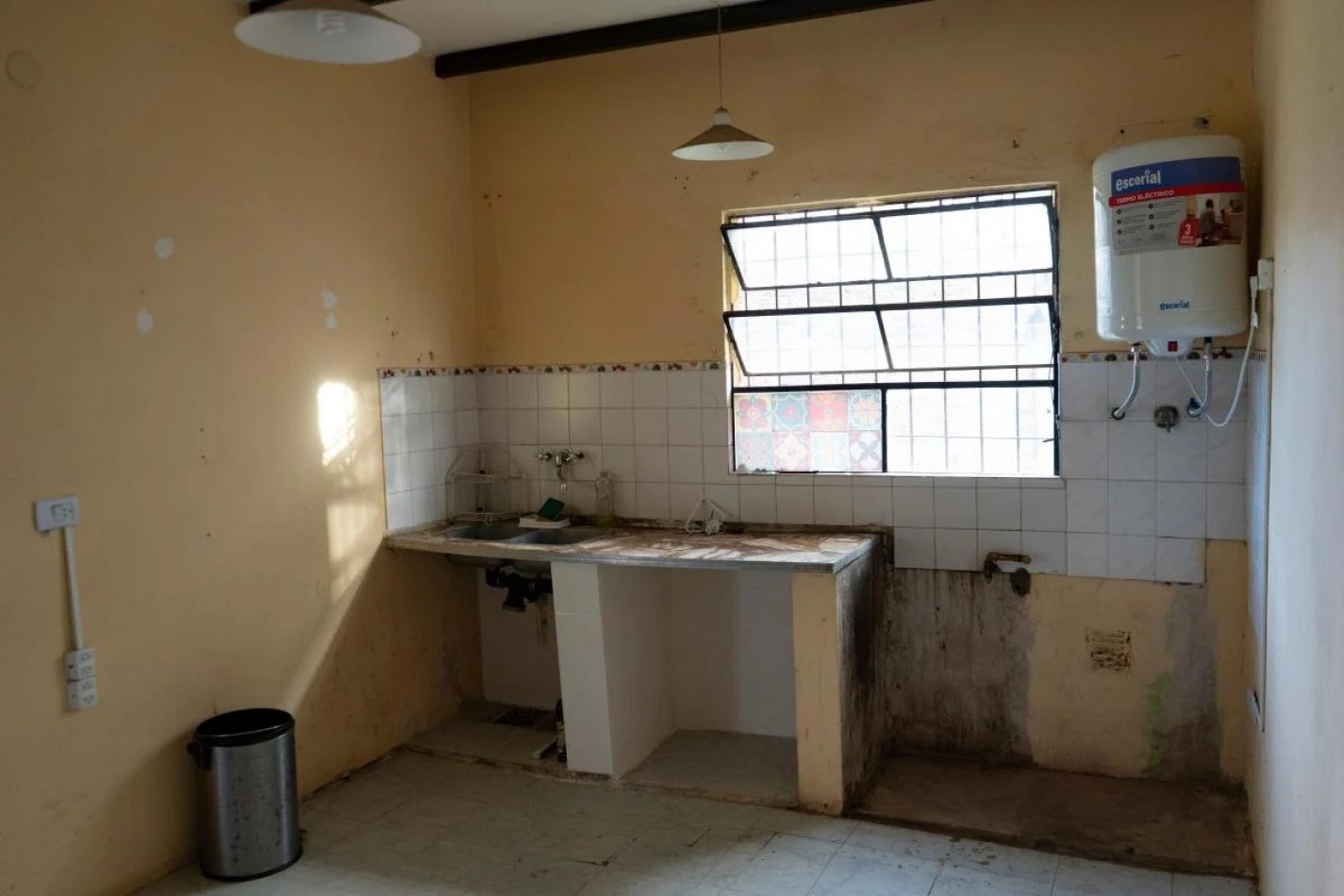Importante lote con casa 3 amb, muy buena ubicacion: en Luis Davila 400, Llavallol