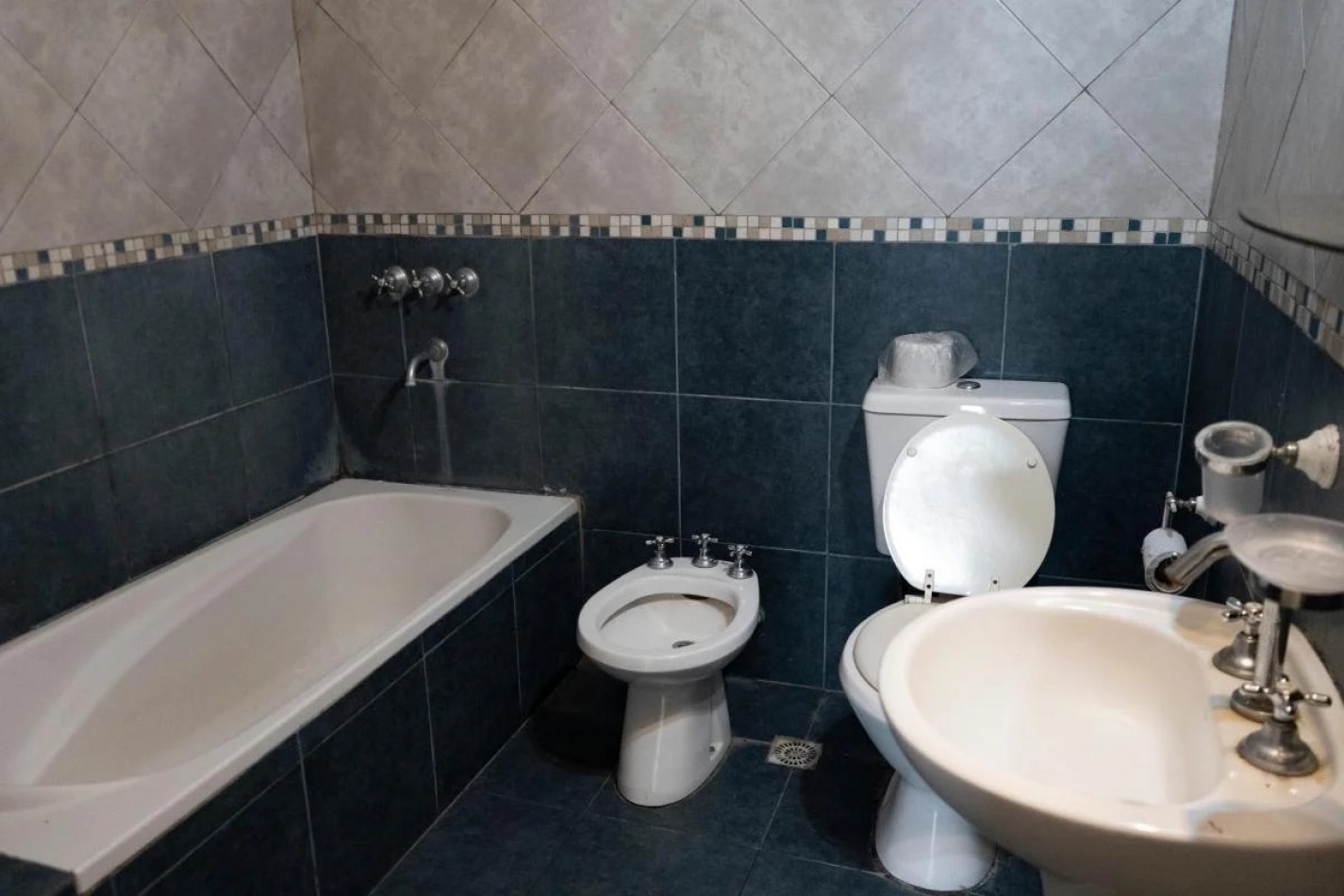 Importante lote con casa 3 amb, muy buena ubicacion: en Luis Davila 400, Llavallol