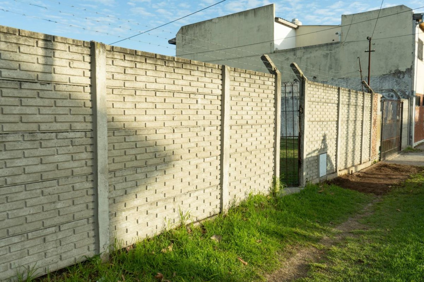 Importante lote con casa 3 amb, muy buena ubicacion: en Luis Davila 400, Llavallol