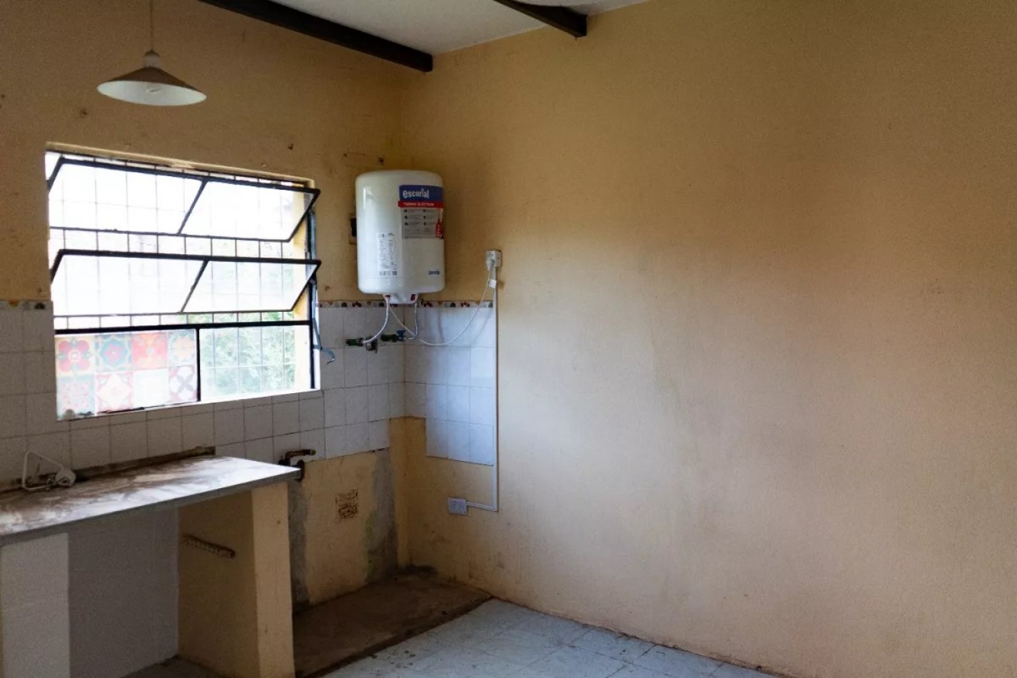 Importante lote con casa 3 amb, muy buena ubicacion: en Luis Davila 400, Llavallol
