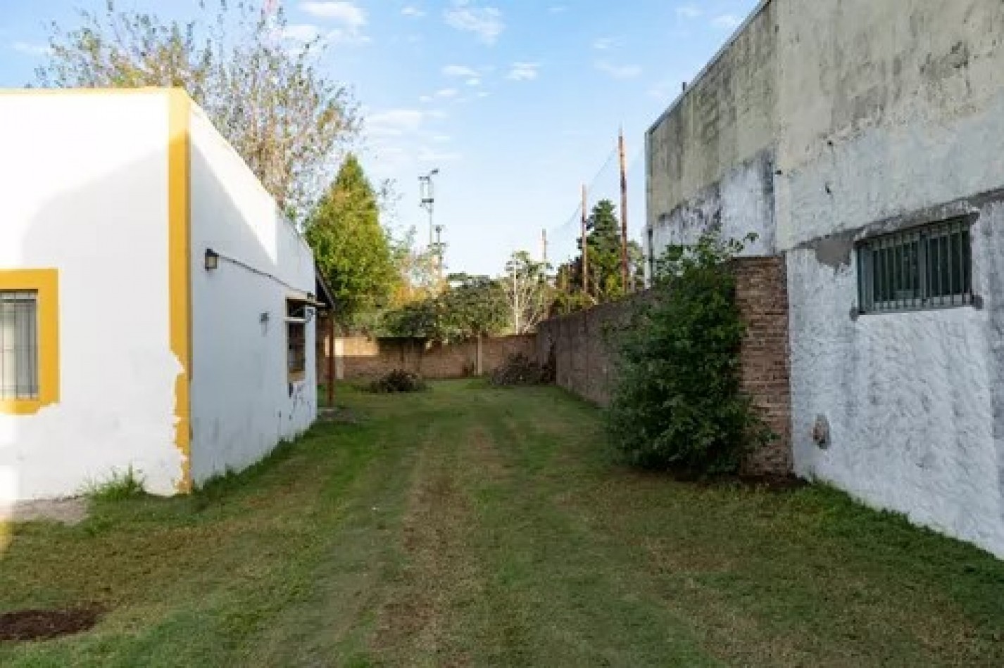 Importante lote con casa 3 amb, muy buena ubicacion: en Luis Davila 400, Llavallol