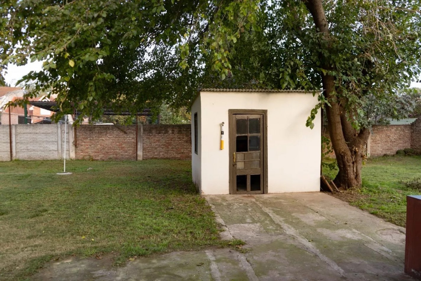 Importante lote con casa 3 amb, muy buena ubicacion: en Luis Davila 400, Llavallol