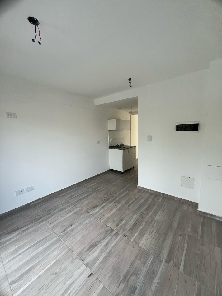 Dpto 2 amb a estrenar al frente con balcon  en 1er piso. Ubicado en Gorriti 717, L de Zamora