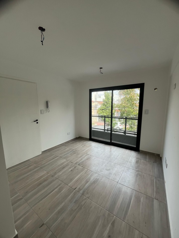 Dpto 2 amb a estrenar al frente con balcon  en 1er piso. Ubicado en Gorriti 717, L de Zamora