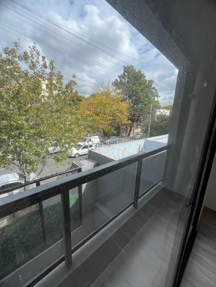 Dpto 2 amb a estrenar al frente con balcon  en 1er piso. Ubicado en Gorriti 717, L de Zamora
