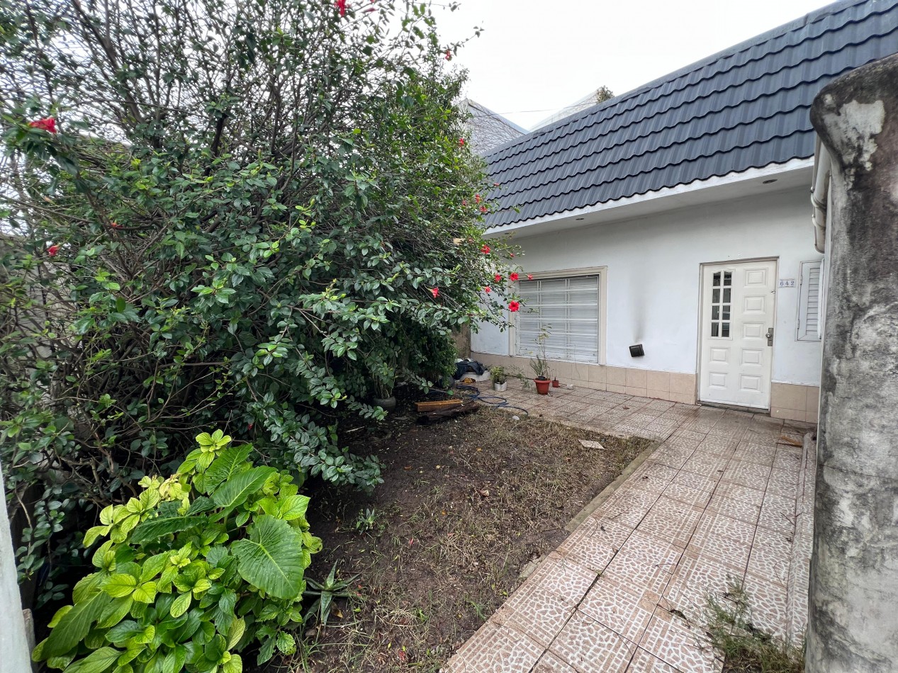 Casa 3 amb con cochera y parque, ubicado en Alvarez Thomas 642 Lomas de Zamora