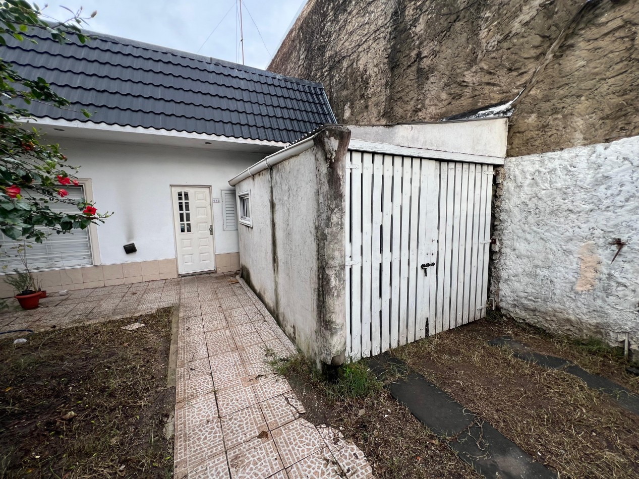 Casa 3 amb con cochera y parque, ubicado en Alvarez Thomas 642 Lomas de Zamora