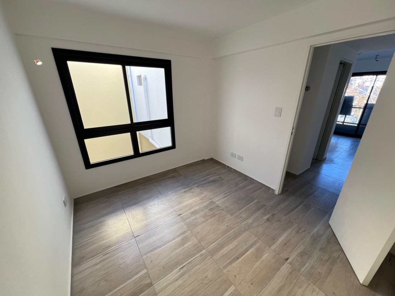 Dpto 2 amb a estrenar al frente con balcon  en 1er piso. Ubicado en Gorriti 717, L de Zamora