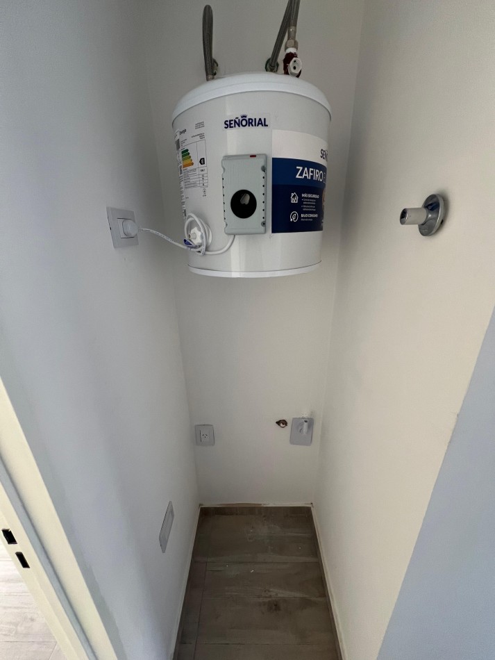Dpto 2 amb a estrenar al frente con balcon  en 1er piso. Ubicado en Gorriti 717, L de Zamora