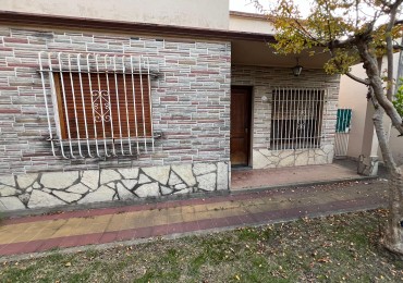 Casa 4 amb con gran parque, APTO CREDITO. Ubicada en Senillosa 171, Temperley