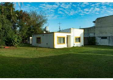 Importante lote con casa 3 amb, muy buena ubicacion: en Luis Davila 400, Llavallol