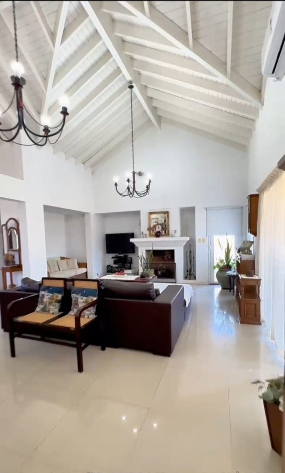 VENTA CASA 8 AMBIENTES EN FINCAS SAN VICENTE
