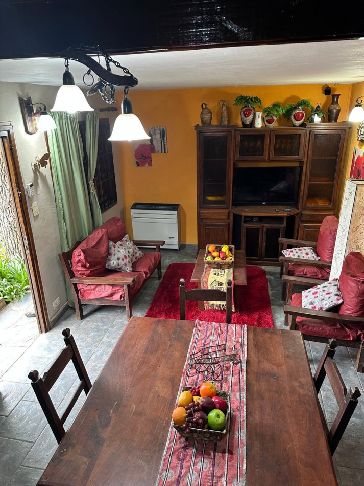MAGNIFICO CHALET 4 AMBIENTES EN LOTE PROPIO.