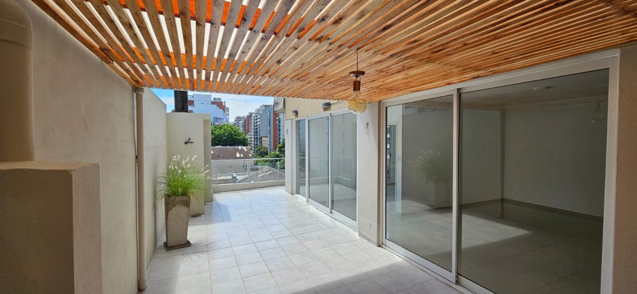 ESPECTACULAR Dos ambientes mas escritorio  con  balcon aterrazado con  QUINCHO y PARRILLA propia