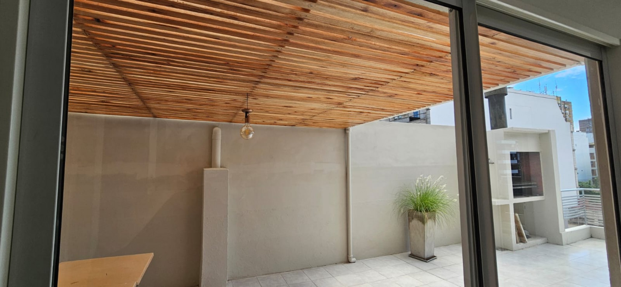 ESPECTACULAR Dos ambientes mas escritorio  con  balcon aterrazado con  QUINCHO y PARRILLA propia