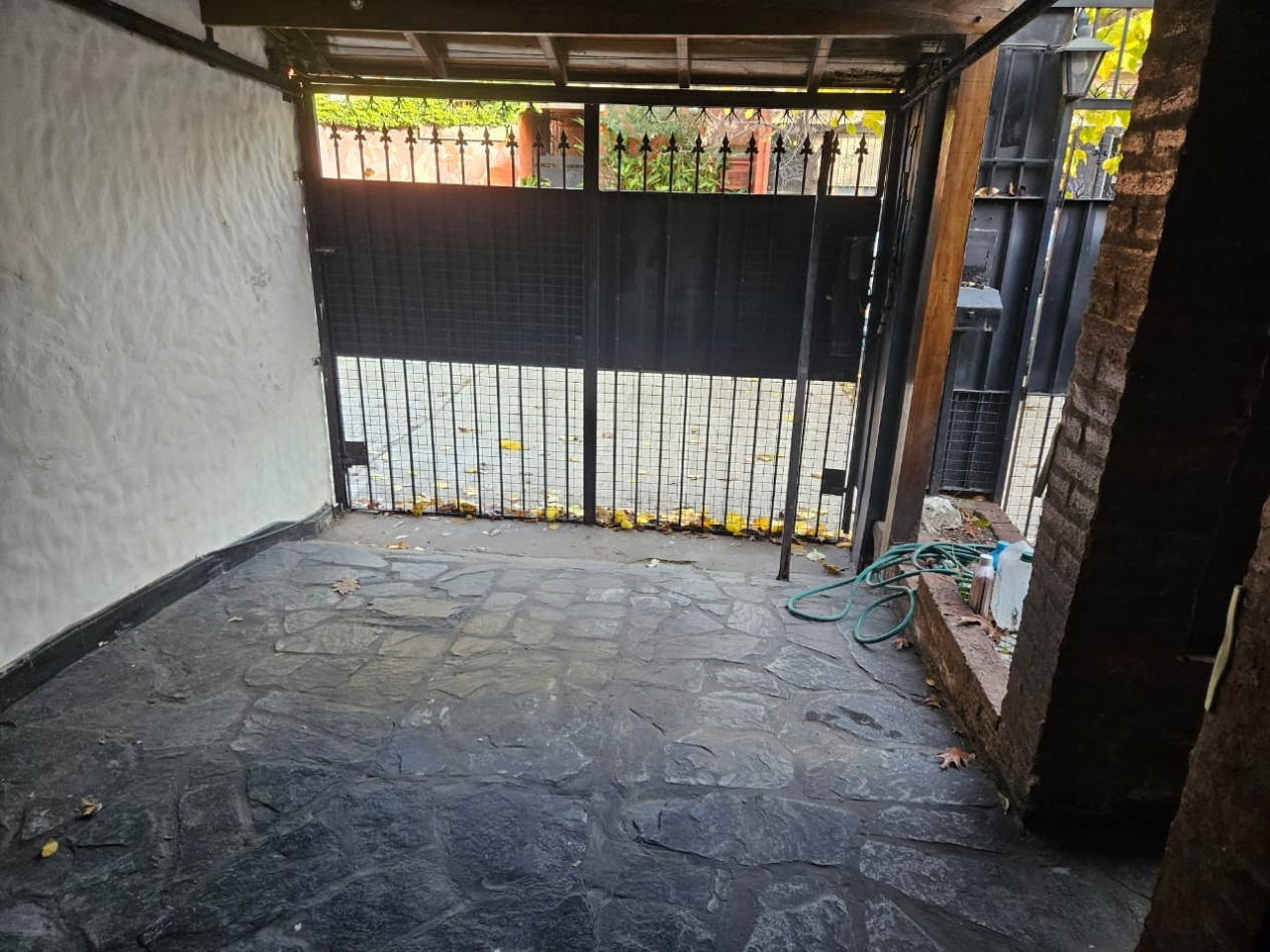 Hermosa casa con patio y parrilla . Luminosa con 5 dormitorios!!! en barrio tranquilo y cerca de avenidas. Con cochera cubierta