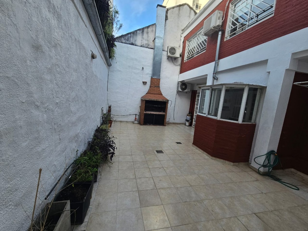 Hermosa casa con patio y parrilla . Luminosa con 5 dormitorios!!! en barrio tranquilo y cerca de avenidas. Con cochera cubierta