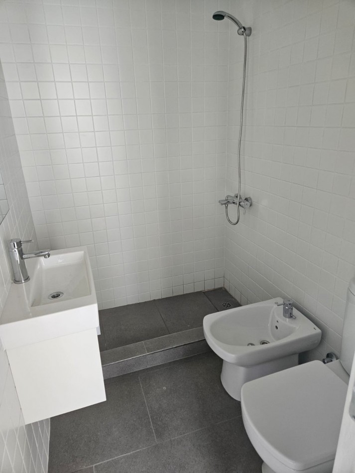 Hermoso 2 ambientes a estrenar con toilette de recepcion y dormitorio en suite . 60 metros totales